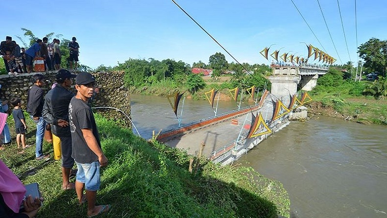 Foto Foto Jembatan Terpanjang Di Padang Pariaman Ambruk Dibangun Dari Bantuan Bnpb Bagian 2 