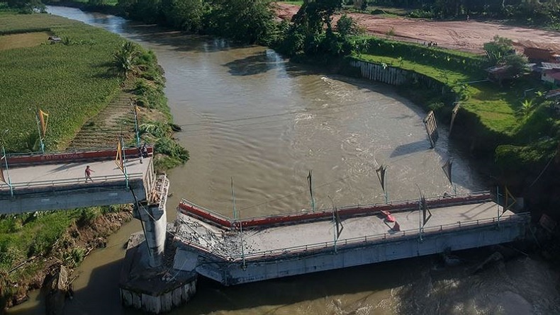 Foto Foto Jembatan Terpanjang Di Padang Pariaman Ambruk Dibangun Dari Bantuan Bnpb 8518