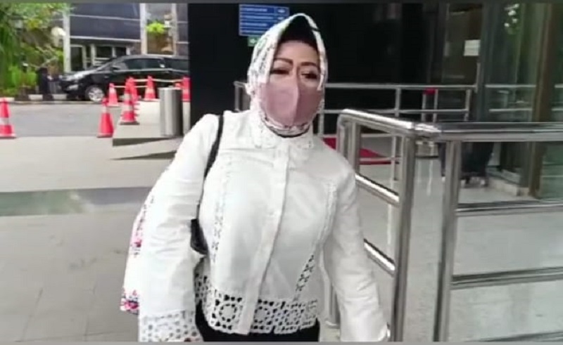 Gaya Hijab Kadinkes Lampung Reihana saat Datangi Gedung KPK