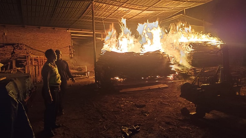 Pabrik Kayu di Malang Terbakar, Api Muncul dari Ruang Oven