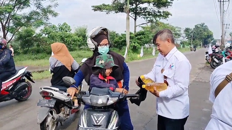 Warga Ucapkan Terima Kasih Dapat Minyak Goreng Murah dari Bacaleg Partai Perindo