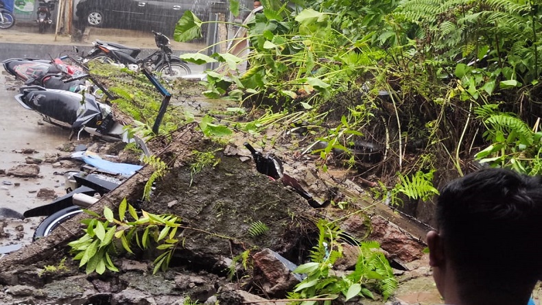 Hujan Deras Landa Pagelaran Cianjur, Belasan Motor Rusak Tertimpa Tembok Roboh 