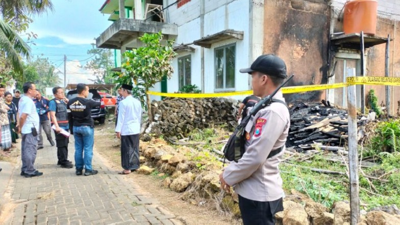title Labfor Polda Jatim Olah TKP Kantor MWCNU Lenteng Sumenep Dibakar OTK Labfor Polda Jatim Olah TKP Kantor MWCNU Lenteng Sumenep Dibakar OTK