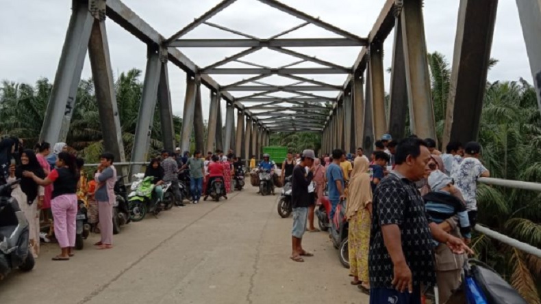 Motor Ditinggalkan di Atas Jembatan, Perempuan Terjun ke Sungai Batanghari