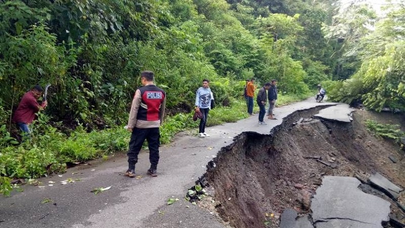 Jalan Provinsi Penghubung Aceh Barat-Pidie Longsor, Kendaraan Tak Bisa Melintas