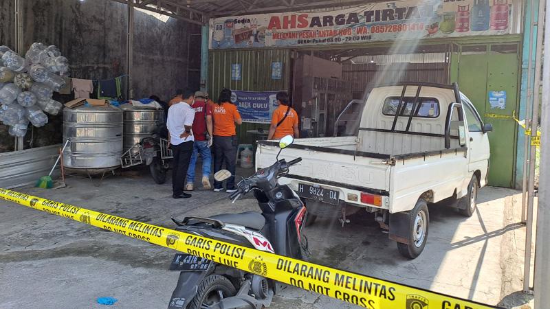  Semarang Geger, Mayat Pria Dicor Semen Ditemukan di Tempat Usaha Air Isi Ulang