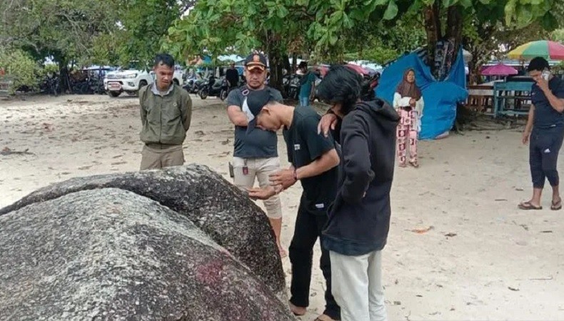 title Pelaku Vandalisme di Pantai Tanjung Tinggi Belitung Ditangkap, Pelajar SMA Rayakan Kelulusan Pelaku Vandalisme di Pantai Tanjung Tinggi Belitung Ditangkap, Pelajar SMA Rayakan Kelulusan