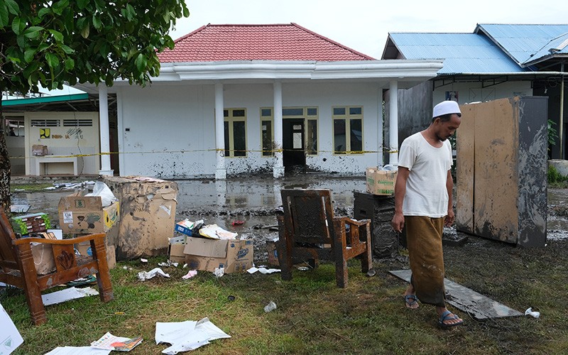 Lumpur Panas Menyembur setelah Pengeboran Tanah Cari Air Bersih di Kalbar - Bagian 3