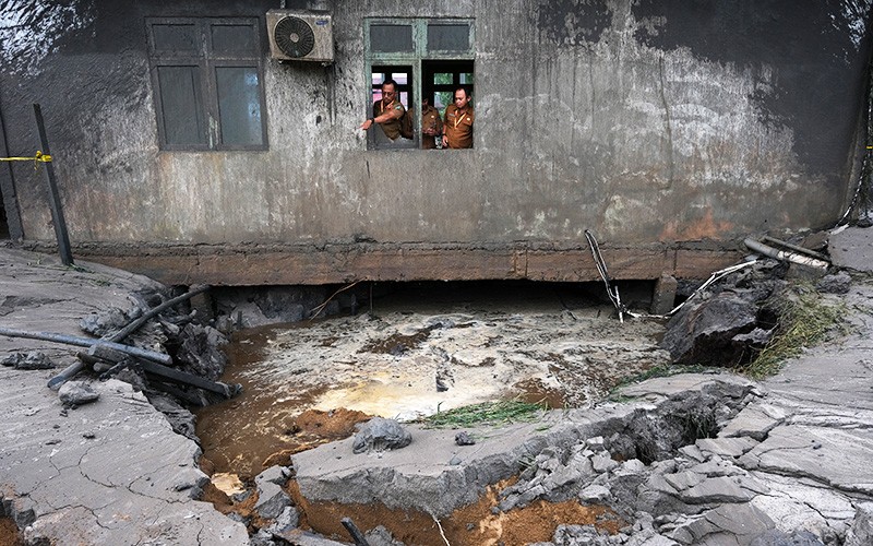 Lumpur Panas Menyembur setelah Pengeboran Tanah Cari Air Bersih di Kalbar - Bagian 1