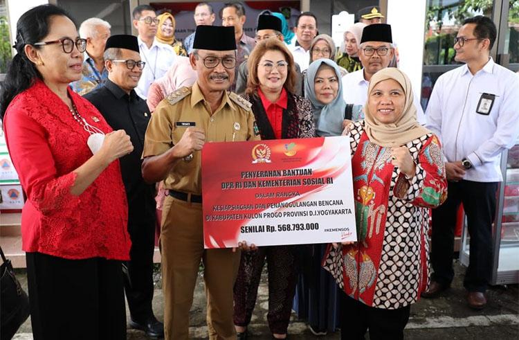 Kemensos Bersama Komisi VIII DPR Salurkan Bantuan Sosial Senilai Rp37,3 Miliar di Kulonprogo