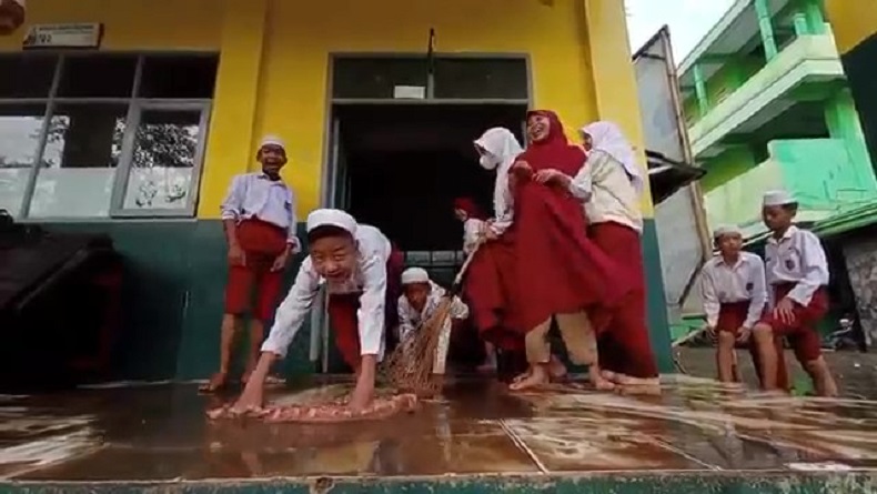Banjir 1 Meter Terjang Cimahi , Ujian Sekolah Tertunda usai Kelas Terendam Air