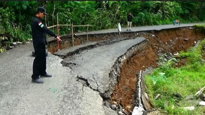 Aspal Jalan Alternatif Banjarnegara-Kebumen Ambles 2 Meter, Akses Kendaraan Terputus