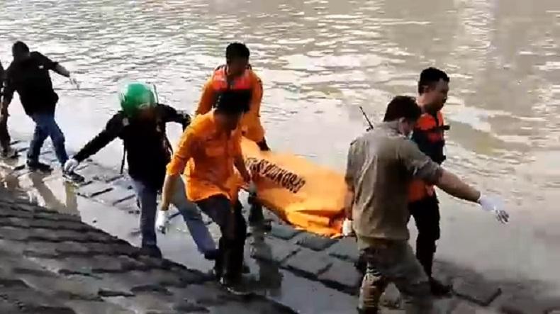 title Mayat Penuh Luka Mengapung di Sungai Jagir Surabaya, Polisi Selidiki Penyebabnya Mayat Penuh Luka Mengapung di Sungai Jagir Surabaya, Polisi Selidiki Penyebabnya