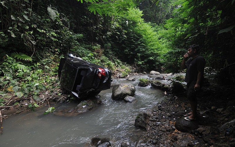 Mobil Jatuh ke Jurang saat Pengemudi Baru Belajar Nyetir di Klaten - Bagian 1