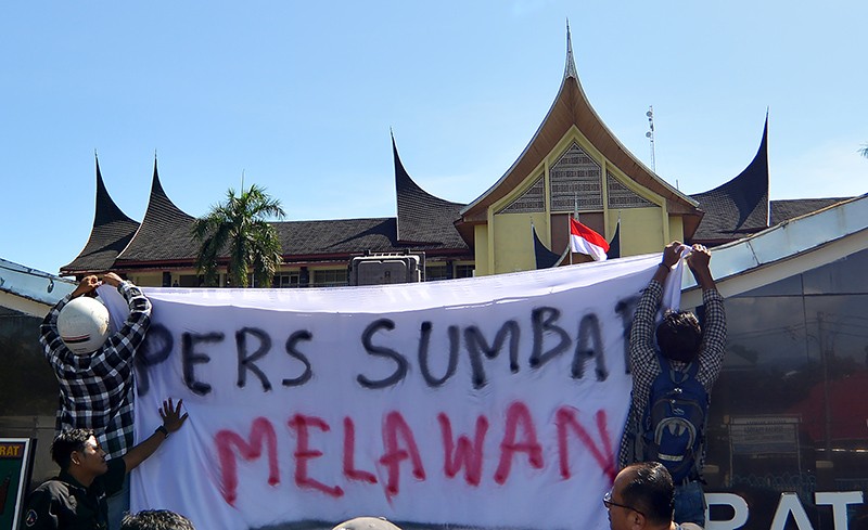 Aksi Protes Pengusiran Wartawan saat Pelantikan Wakil Wali Kota Padang - Bagian 2