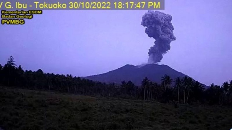 2 Gunung di Maluku Utara Erupsi Hari Ini, Kolom Abu Tertinggi Capai 800 Meter
