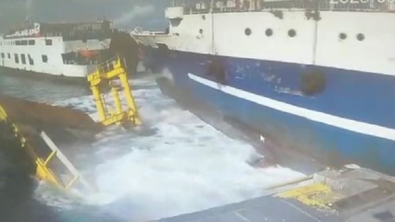 Dihantam Kapal, Jembatan Dermaga Pelabuhan Bastiong Ambruk Tercebur ke Laut 