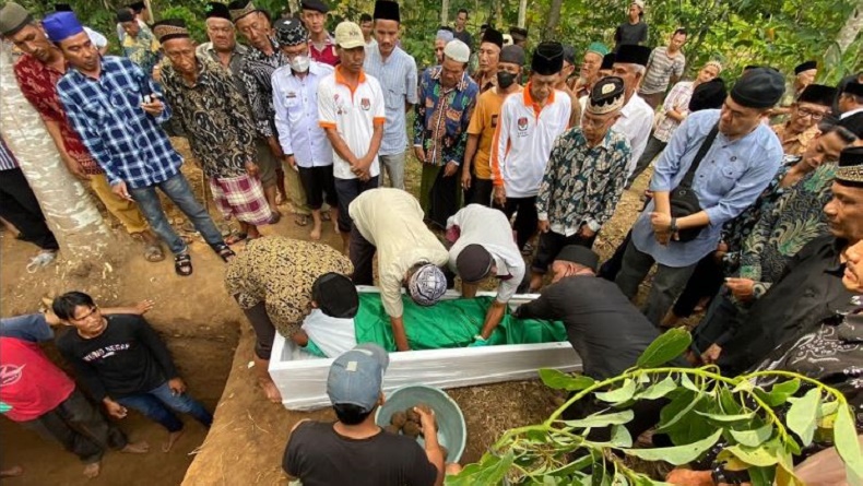 title Jenazah Mustopa Pelaku Penembakan di Kantor MUI Tiba di Rumah Duka, Langsung Dimakamkan Jenazah Mustopa Pelaku Penembakan di Kantor MUI Tiba di Rumah Duka, Langsung Dimakamkan