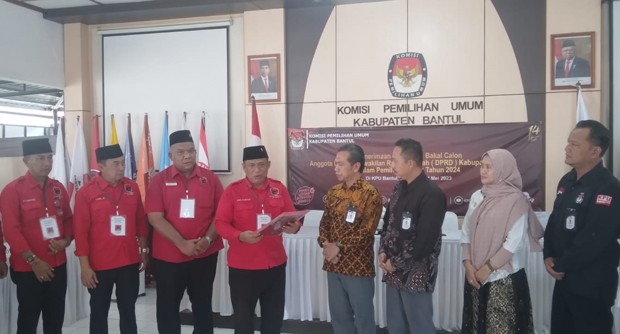 title Daftarkan Bacaleg ke Kantor KPU, DPC PDIP Bantul Target 20 Kursi di DPRD Daftarkan Bacaleg ke Kantor KPU, DPC PDIP Bantul Target 20 Kursi di DPRD
