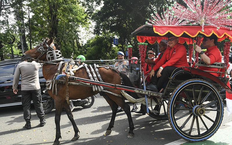 Hasto Naik Delman ke KPU Daftar 500 Bakal Caleg DPR PDI Perjuangan  - Bagian 1