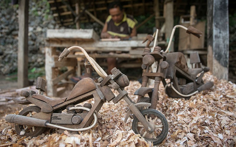 Kerajinan Miniatur Harley Davidson dari Kayu Mahoni - Bagian 1