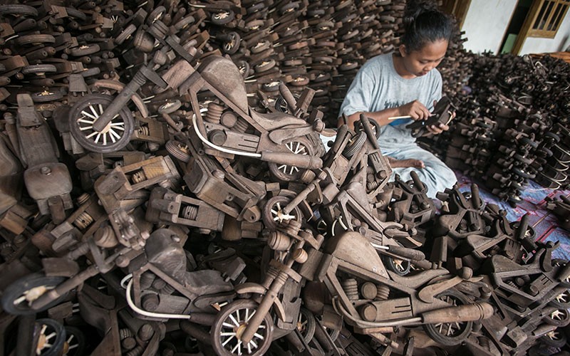 Kerajinan Miniatur Harley Davidson dari Kayu Mahoni - Bagian 2