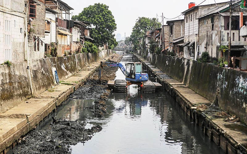 Lumpur Tebal di Kali Dikeruk untuk Antisipasi Banjir Jakarta - Bagian 1