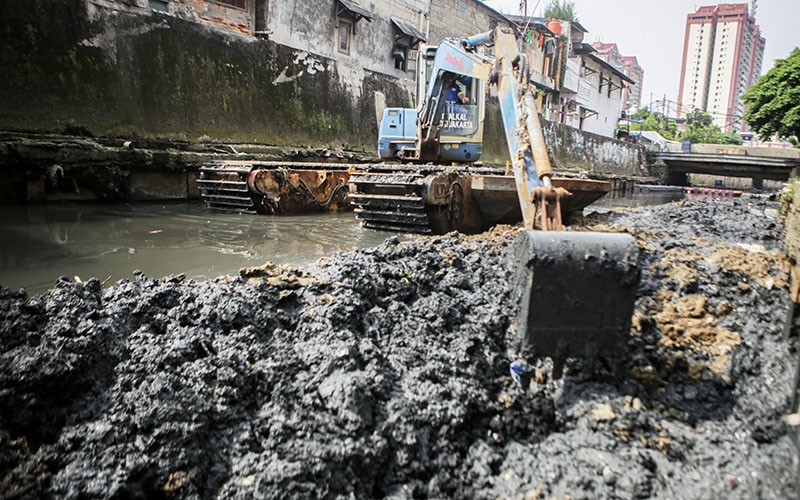Lumpur Tebal di Kali Dikeruk untuk Antisipasi Banjir Jakarta - Bagian 2