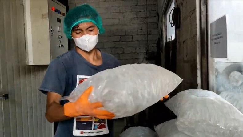 Dampak Cuaca Panas, Produsen Es Kristal di Boyolali Kebanjiran Permintaan 