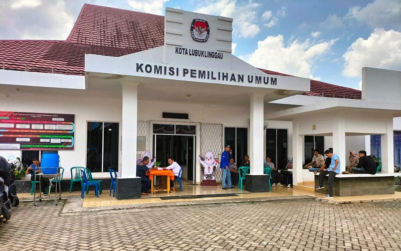 Tenda Kirab Pemilu Dikira Pengobatan Ida Dayak, Warga Empat Lawang Datangi KPU Lubuklinggau 