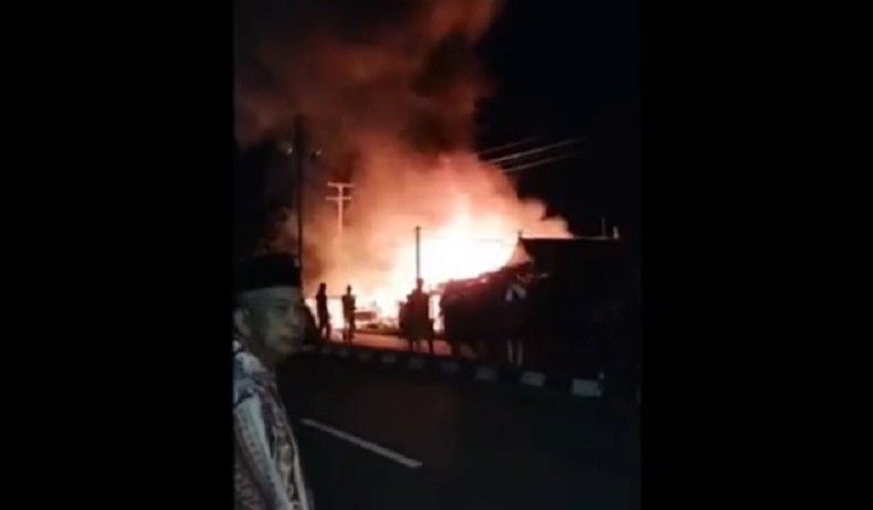 Ditinggal ke Pesta Pernikahan, 2 Rumah di Maros Hangus Dilalap Api