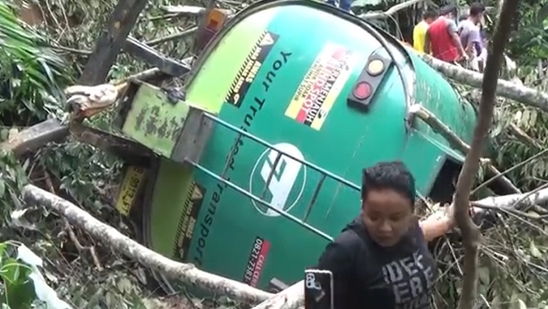 Truk Tangki Terjun ke Jurang di Tapanuli Selatan, 1 Orang Tewas 1 Kritis