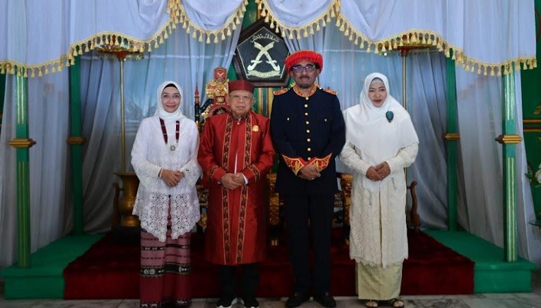 Berbaju Adat, Wapres Ma'ruf Amin Terima Gelar Adat Pangeran Anak Sulung Kesultanan Tidore