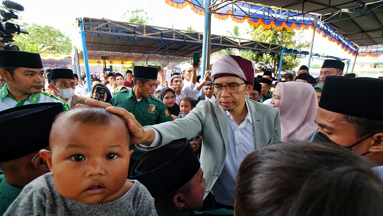 Antre Berjajar, Jemaah NWDI di Loteng Minta Kepala Anaknya Diusap TGB Zainul Majdi 