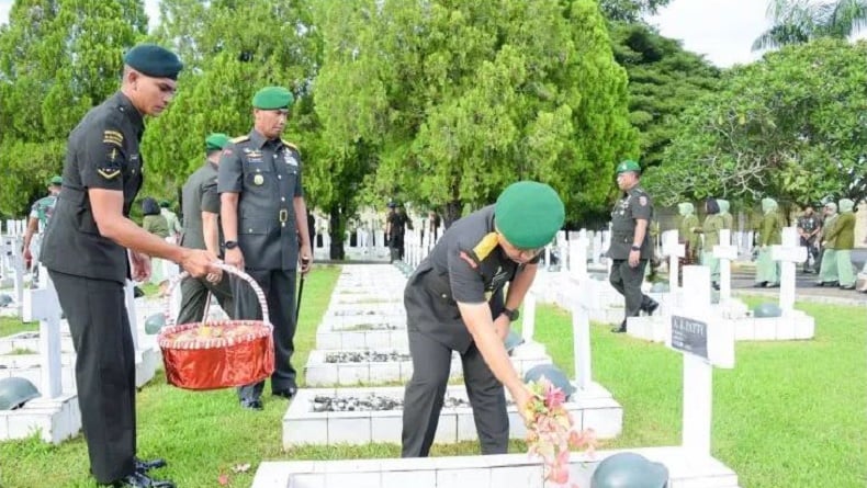 title Jelang HUT ke-24 Kodam Pattimura, Petinggi TNI di Maluku Ziarah Makam Pahlawan Jelang HUT ke-24 Kodam Pattimura, Petinggi TNI di Maluku Ziarah Makam Pahlawan