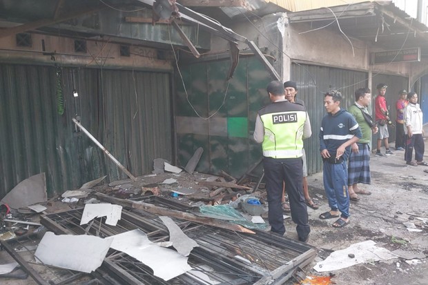 Truk Boks Seruduk Motor dan Hantam Bengkel, 2 Orang Meninggal 