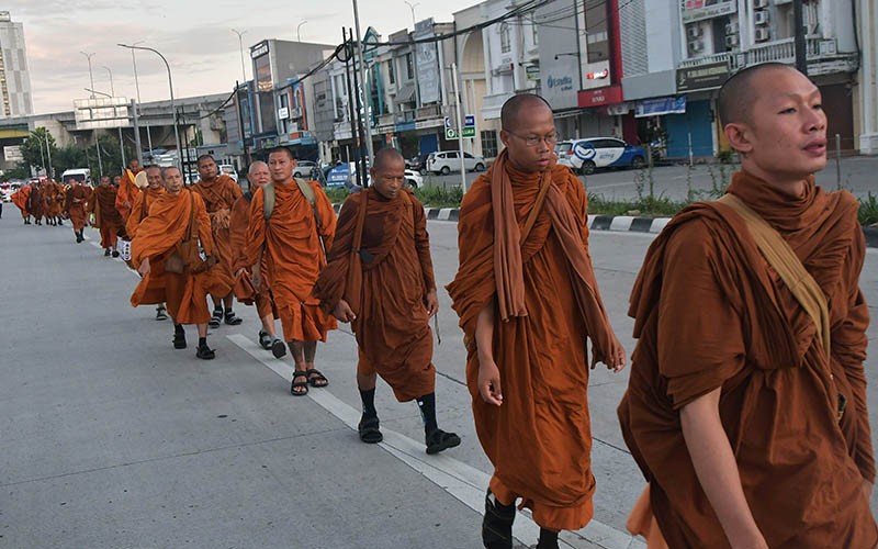 32 Biksu Jalan Kaki Ribuan Kilometer dari Thailand ke Candi Borobudur - Bagian 1