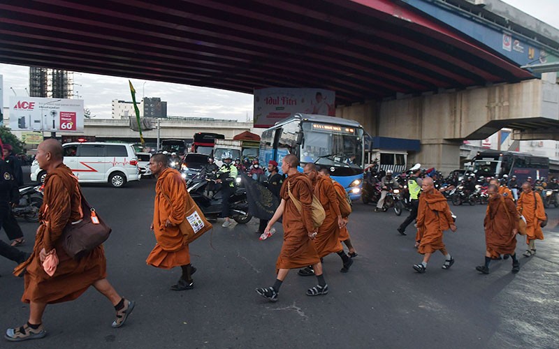 32 Biksu Jalan Kaki Ribuan Kilometer dari Thailand ke Candi Borobudur - Bagian 2