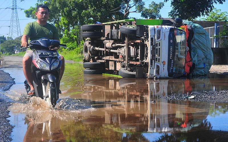 Bus Terguling akibat Lewati Jalan Rusak di Jawa Tengah - Bagian 1