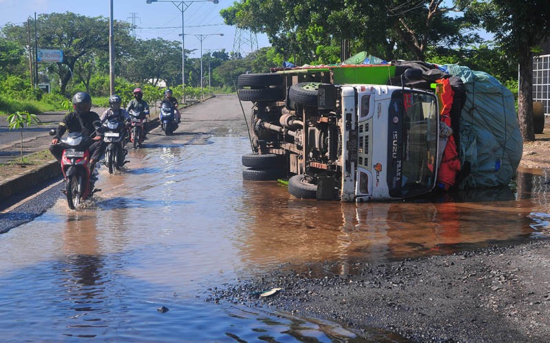 Bus Terguling akibat Lewati Jalan Rusak di Jawa Tengah - Bagian 2