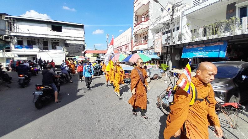 Kisah 32 Biksu Asal Thailand Jalan Kaki Ke Candi Borobudur Istirahat