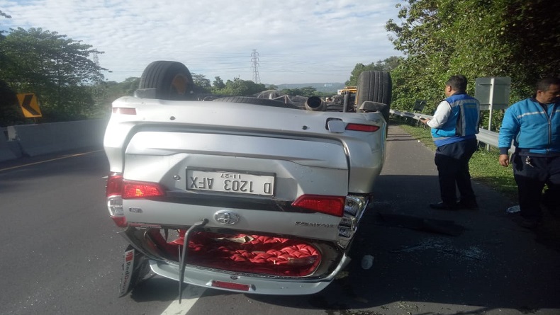 Kecelakaan Di Tol Cipularang Hari Ini, Avanza Pecah Ban Lalu Terbalik 3 ...