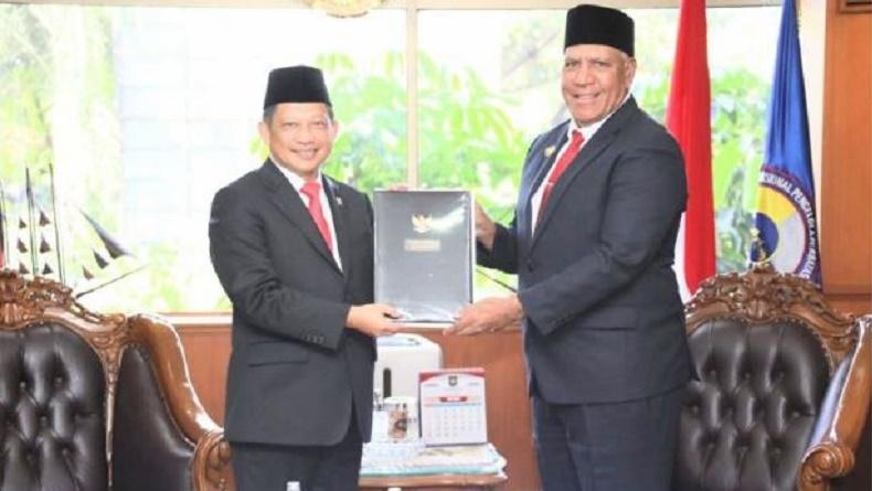 title Diperpanjang Jokowi, Paulus Waterpauw Kembali Jadi Penjabat Gubernur Papua Barat Diperpanjang Jokowi, Paulus Waterpauw Kembali Jadi Penjabat Gubernur Papua Barat