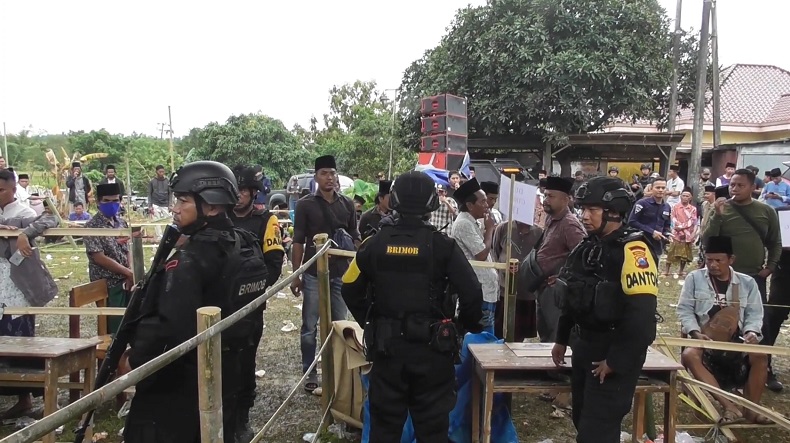 Pilkades di Bangkalan Ricuh, Panitia dan Kotak Suara Dievakuasi Brimob Bersenjata