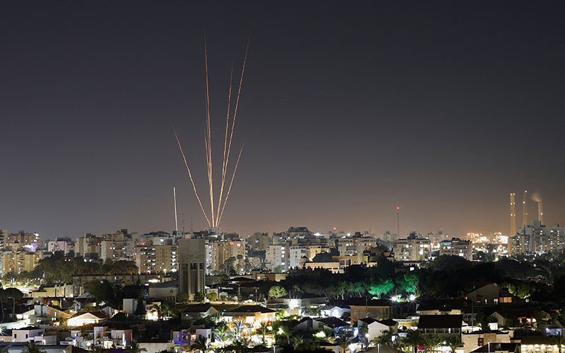 Iron Dome Israel Beterbangan Halau Puluhan Roket dari Palestina - Bagian 3