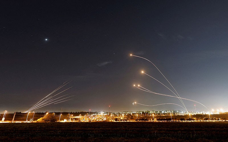 Iron Dome Israel Beterbangan Halau Puluhan Roket dari Palestina - Bagian 1