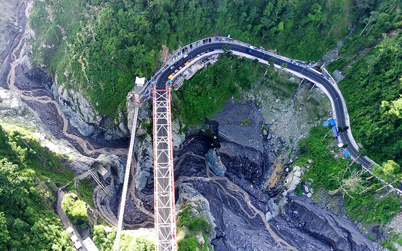 Jembatan Gladak Perak Gunung Semeru Mulai Bisa Dilintasi Kendaraan - Bagian 2