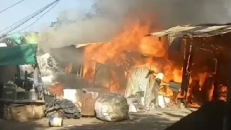 Gudang Mebel di Cibeunying Kaler Bandung Terbakar, 2 Kendaraan Hangus