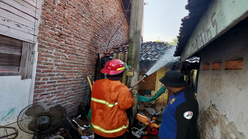 Korsleting Listrik, Rumah Warga Di Pemalang Kebakaran