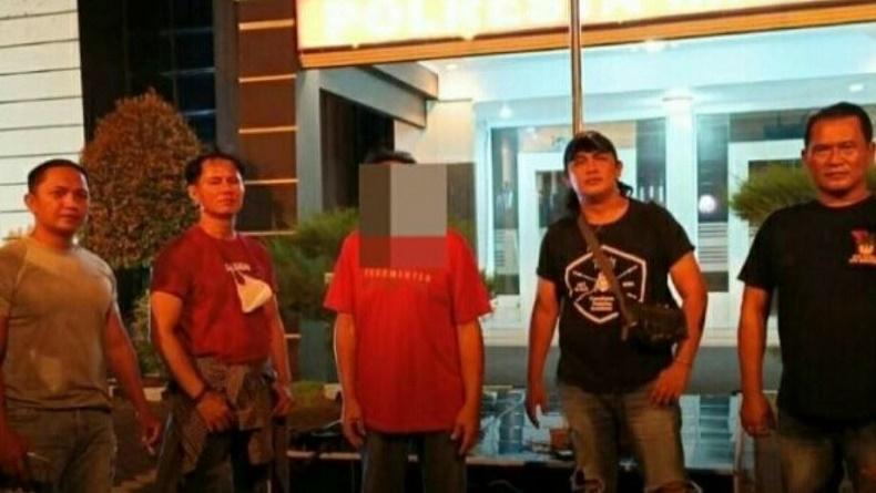 Lerai Suami Cekcok dengan Anak, Istri Kena Tebas Parang hingga Jari Nyaris Putus